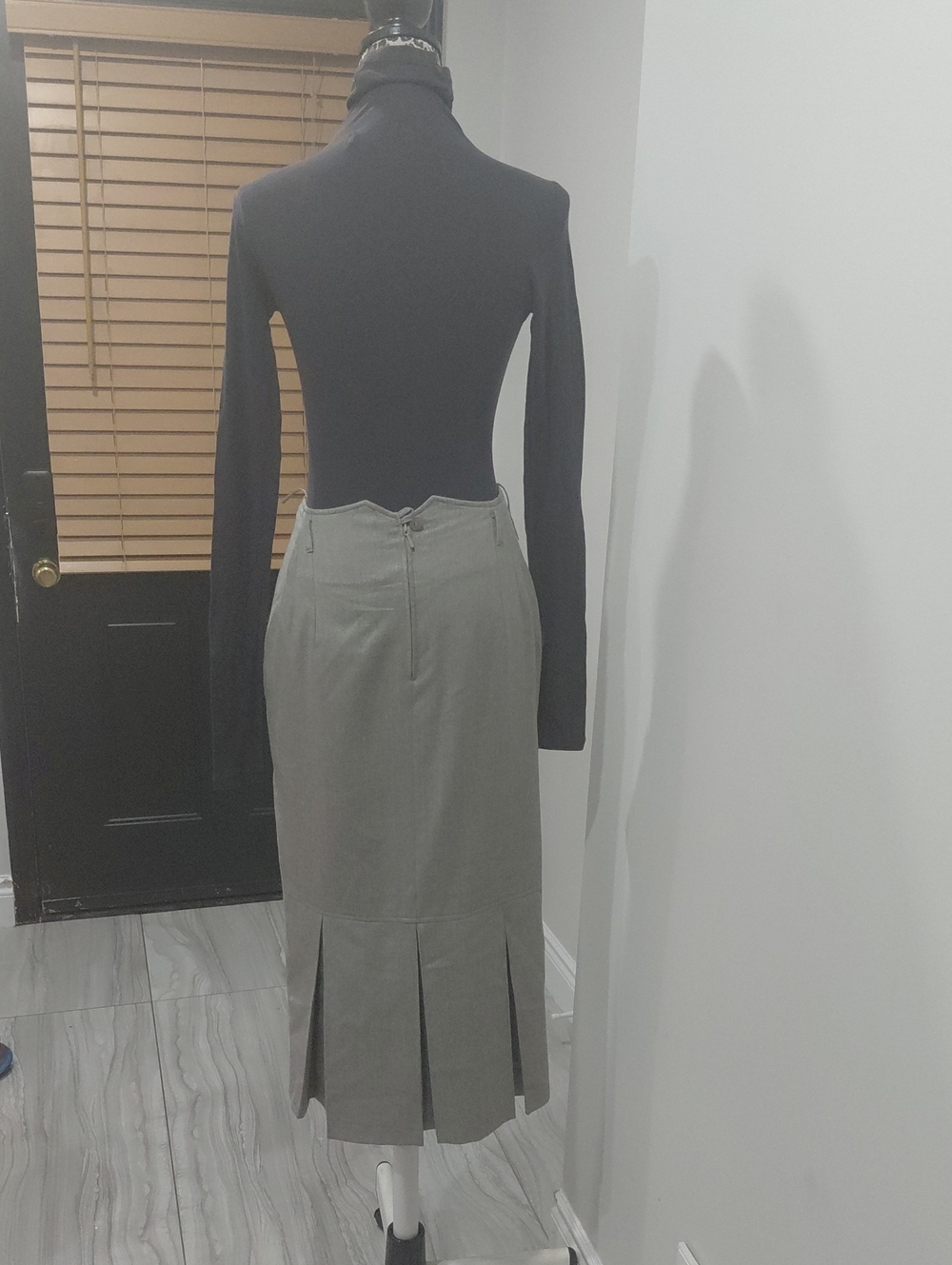 Tailored High-Waist Pencil Skirt in Light Gray
